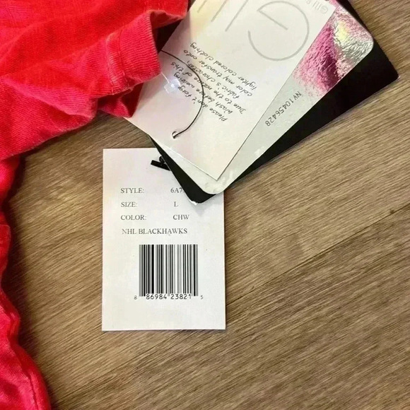 Chicago Blackhawks Hockey Tee. Men’s size large. New with tags. NHL - Picture 3 of 5